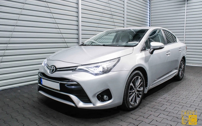 Toyota Avensis cena 77777 przebieg: 28900, rok produkcji 2016 z Stryków małe 562